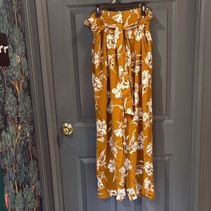 Zara Women's Mustard Floral Paperbag Waist ankle pants—size M